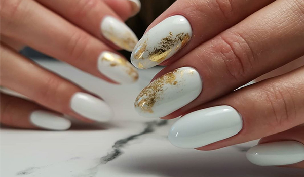 white-and-gold-nails_mobhome